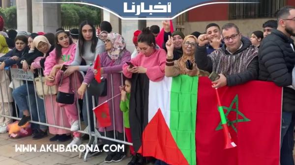 الرباط: حشود غفيرة من المواطنين المغاربة من أجل استقبال أسود الأطلس (فيديو)